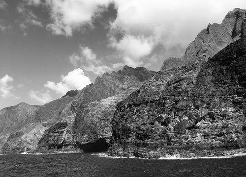 NA PALI COAST CLIFFS ~ MOUNTAINOUS SHORELINE RIDGE ~ GRAYSCALE ~ 3:4